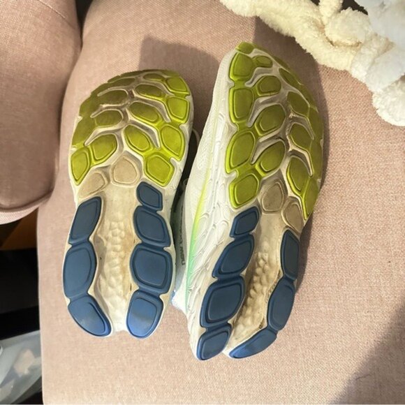 New Balance Women’s Fresh Foam More V4 in White/Cobalt Size 7.5 - Picture 12 of 13